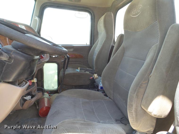 image for item DE1389 2009 Peterbilt 384 semi truck