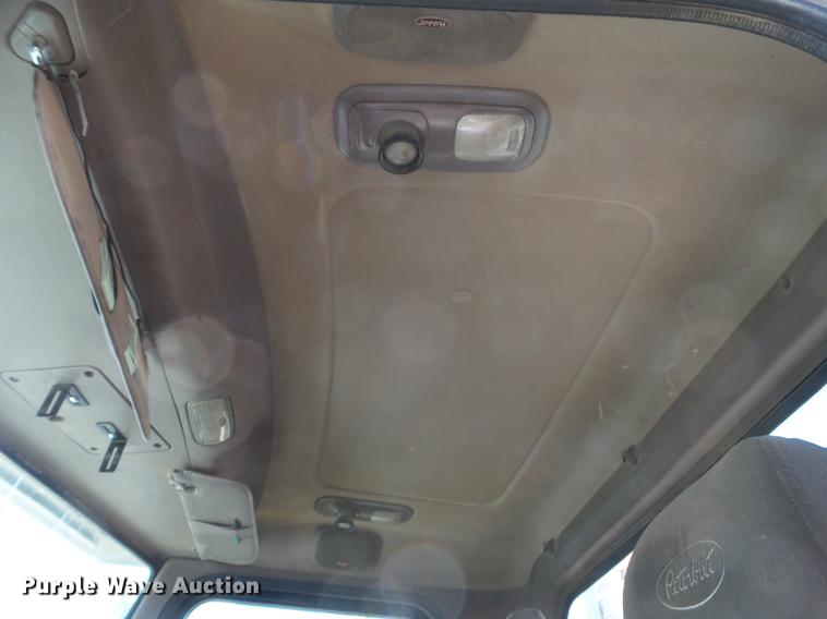 image for item DE1389 2009 Peterbilt 384 semi truck