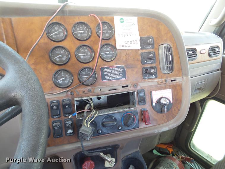 image for item DE1389 2009 Peterbilt 384 semi truck
