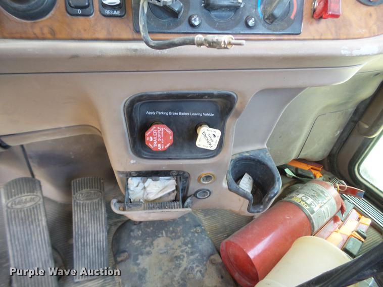 image for item DE1389 2009 Peterbilt 384 semi truck