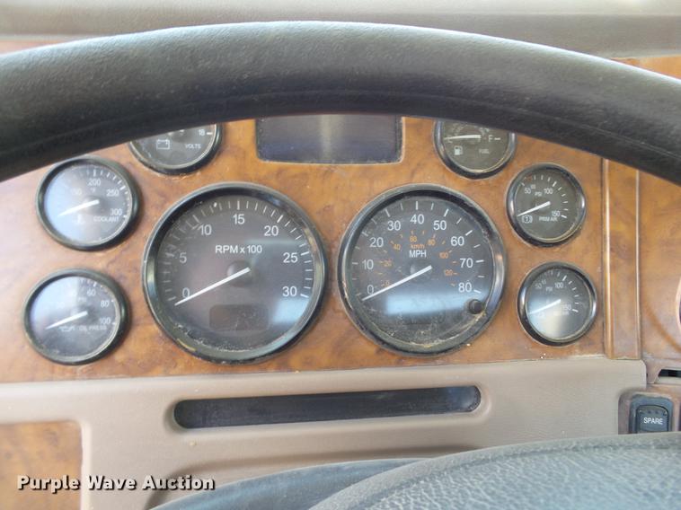 image for item DE1389 2009 Peterbilt 384 semi truck