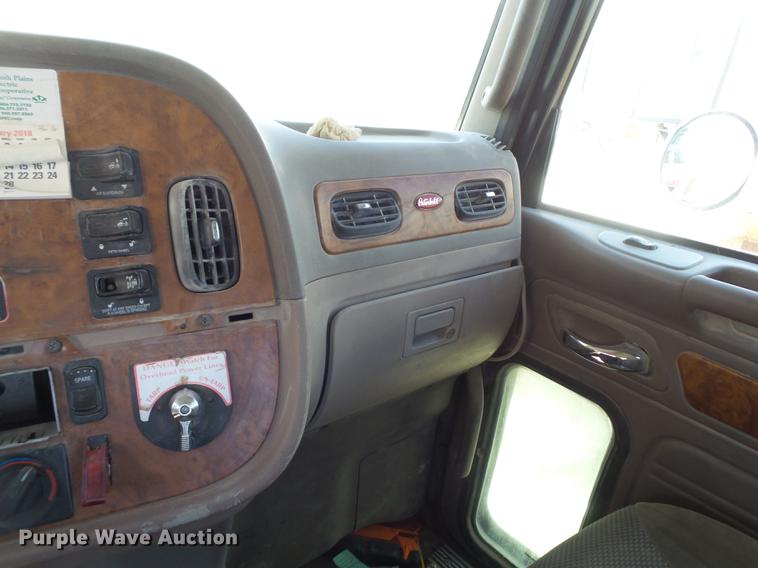 image for item DE1389 2009 Peterbilt 384 semi truck