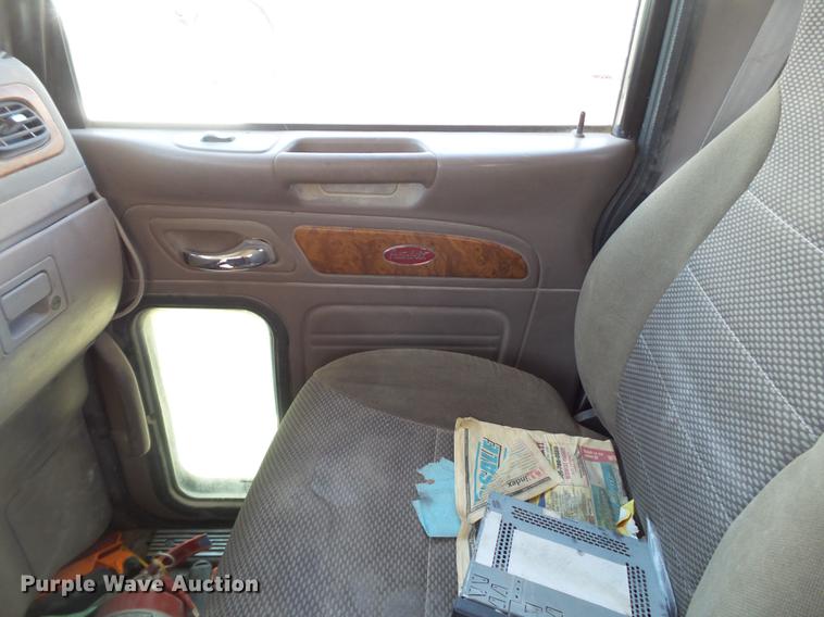 image for item DE1389 2009 Peterbilt 384 semi truck