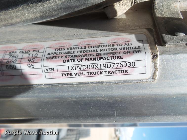 image for item DE1389 2009 Peterbilt 384 semi truck