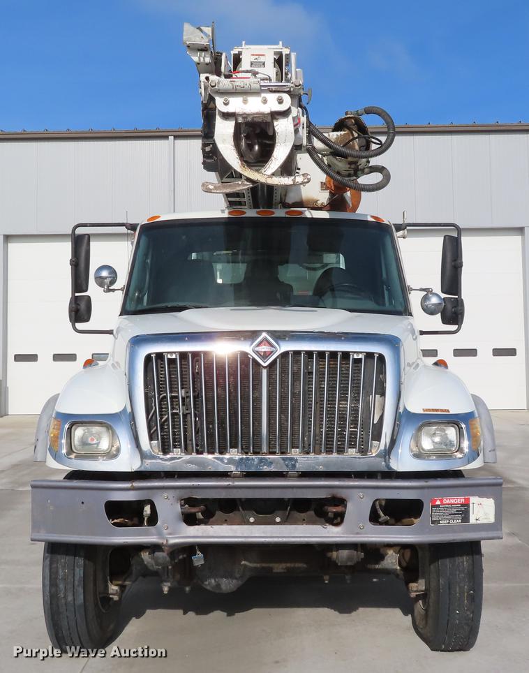 image for item DE3495 2007 International 7300 digger derrick truck