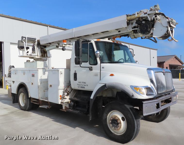 image for item DE3495 2007 International 7300 digger derrick truck