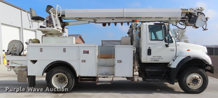 image for item DE3495 2007 International 7300 digger derrick truck