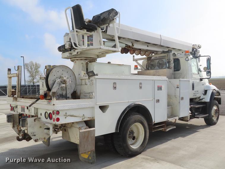 image for item DE3495 2007 International 7300 digger derrick truck