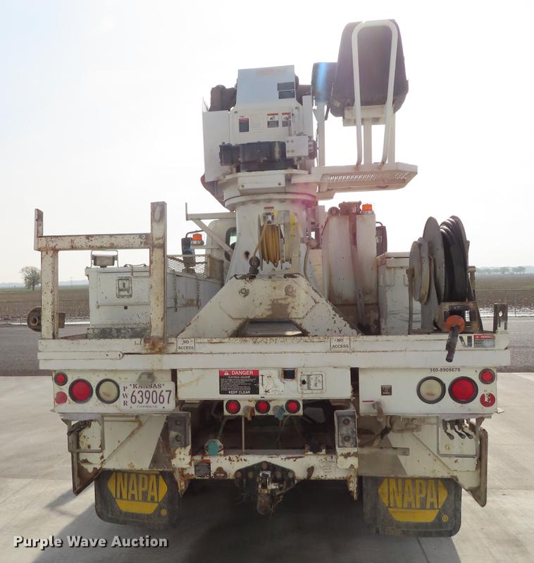 image for item DE3495 2007 International 7300 digger derrick truck