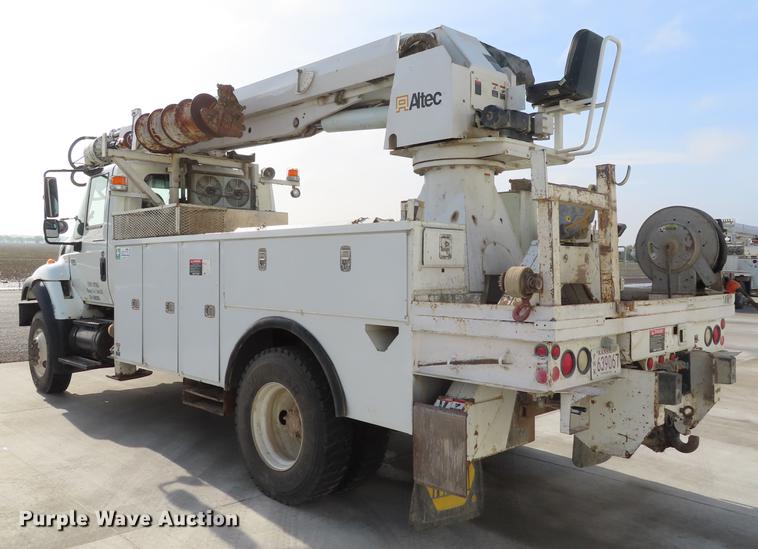 image for item DE3495 2007 International 7300 digger derrick truck