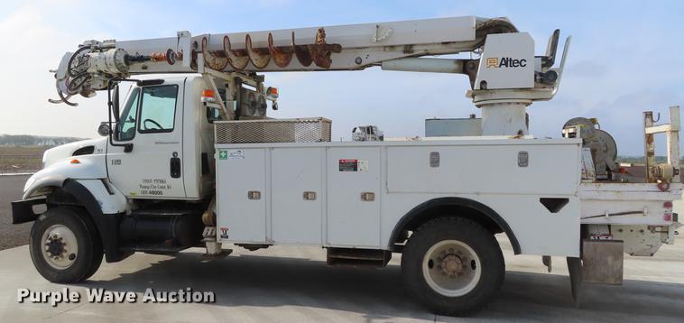 image for item DE3495 2007 International 7300 digger derrick truck