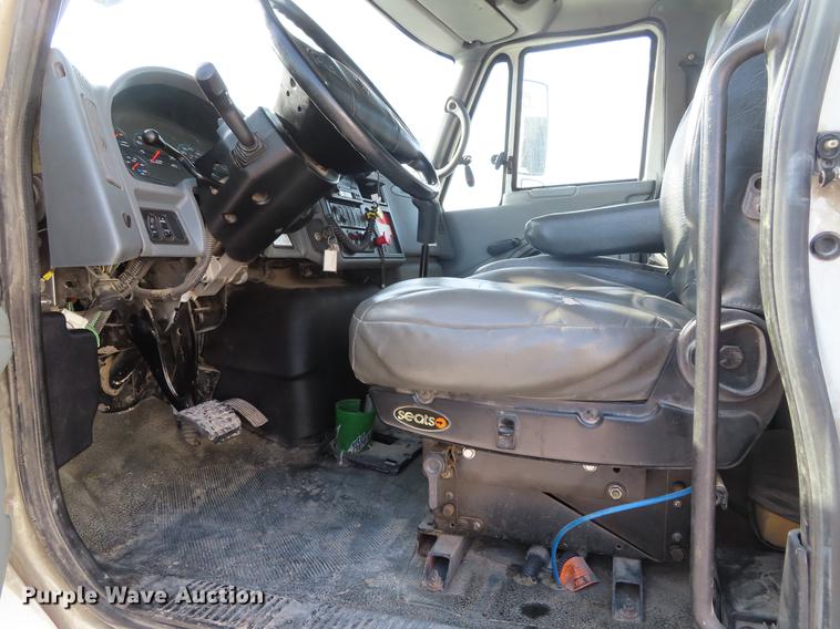 image for item DE3495 2007 International 7300 digger derrick truck