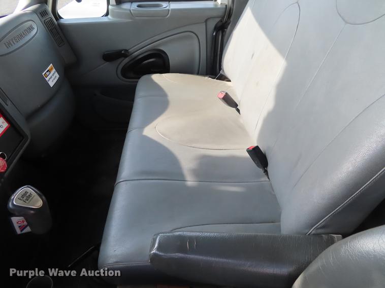 image for item DE3495 2007 International 7300 digger derrick truck