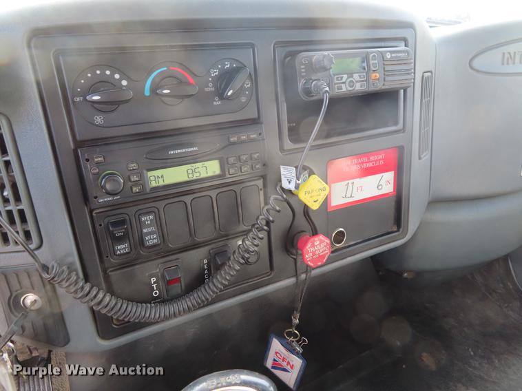 image for item DE3495 2007 International 7300 digger derrick truck