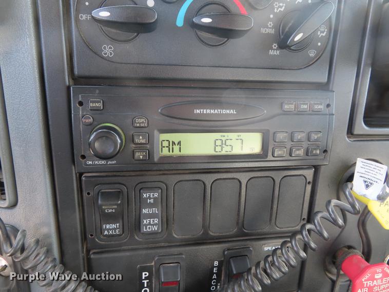 image for item DE3495 2007 International 7300 digger derrick truck