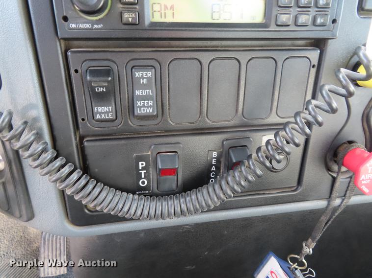 image for item DE3495 2007 International 7300 digger derrick truck