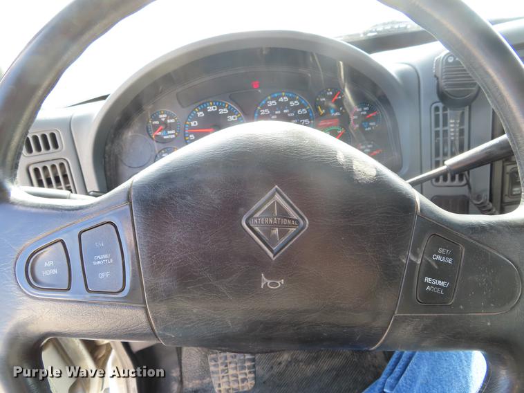 image for item DE3495 2007 International 7300 digger derrick truck