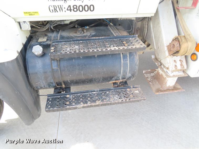 image for item DE3495 2007 International 7300 digger derrick truck