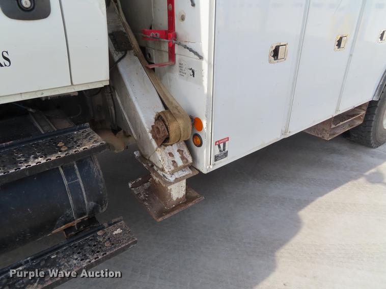 image for item DE3495 2007 International 7300 digger derrick truck