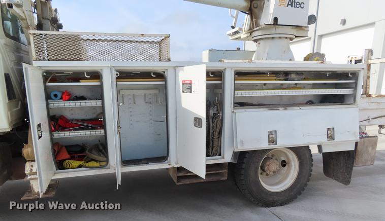 image for item DE3495 2007 International 7300 digger derrick truck