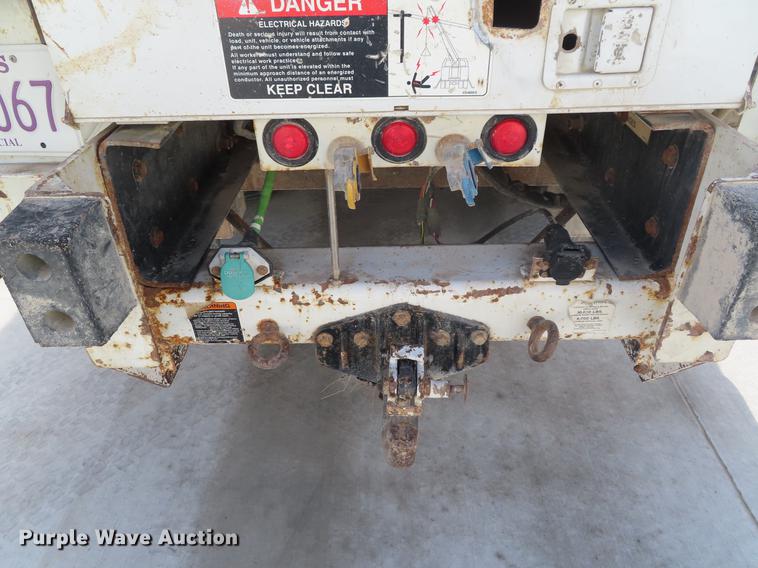 image for item DE3495 2007 International 7300 digger derrick truck