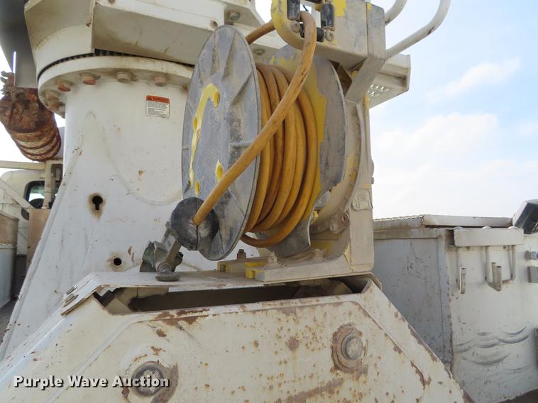 image for item DE3495 2007 International 7300 digger derrick truck