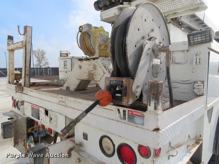 image for item DE3495 2007 International 7300 digger derrick truck