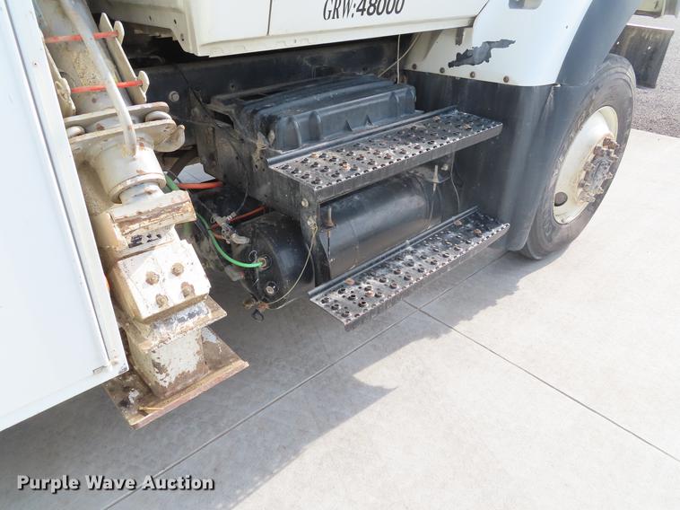 image for item DE3495 2007 International 7300 digger derrick truck