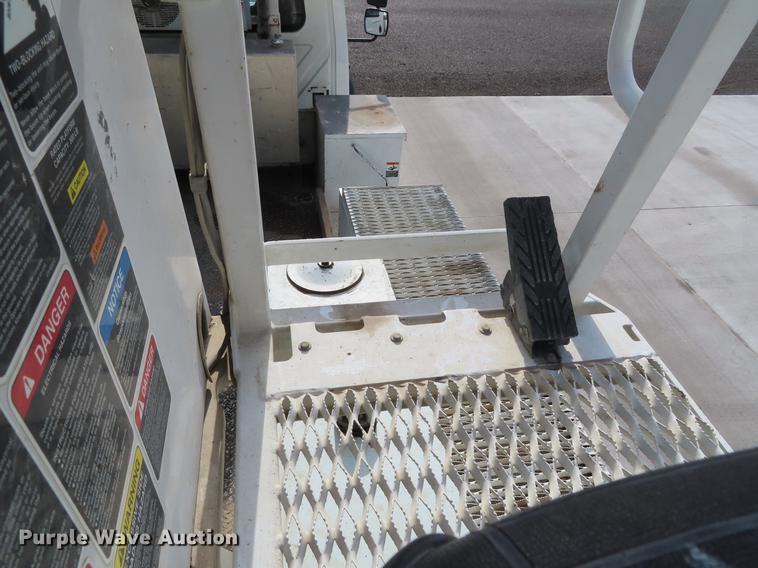 image for item DE3495 2007 International 7300 digger derrick truck