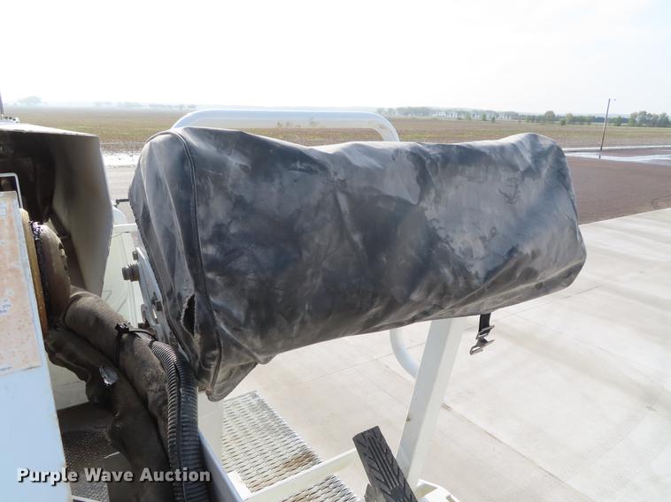 image for item DE3495 2007 International 7300 digger derrick truck