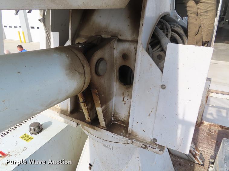 image for item DE3495 2007 International 7300 digger derrick truck