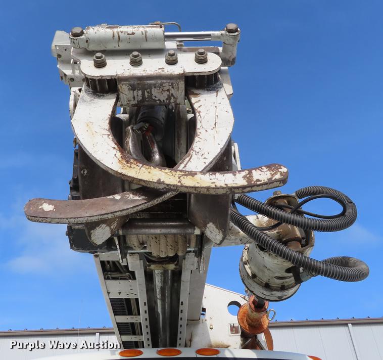 image for item DE3495 2007 International 7300 digger derrick truck