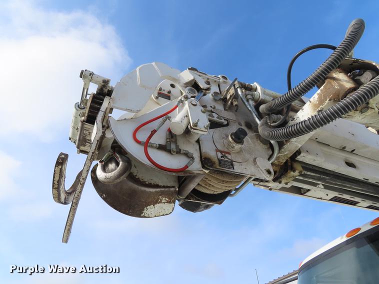 image for item DE3495 2007 International 7300 digger derrick truck