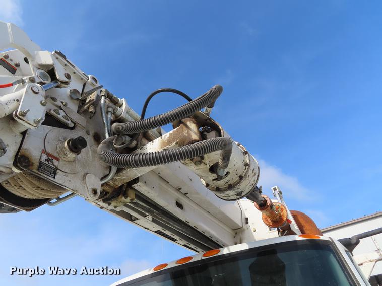 image for item DE3495 2007 International 7300 digger derrick truck