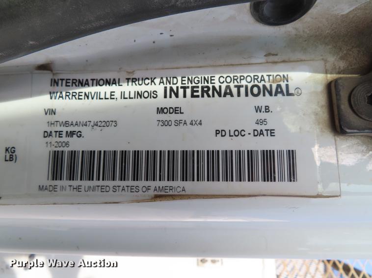 image for item DE3495 2007 International 7300 digger derrick truck