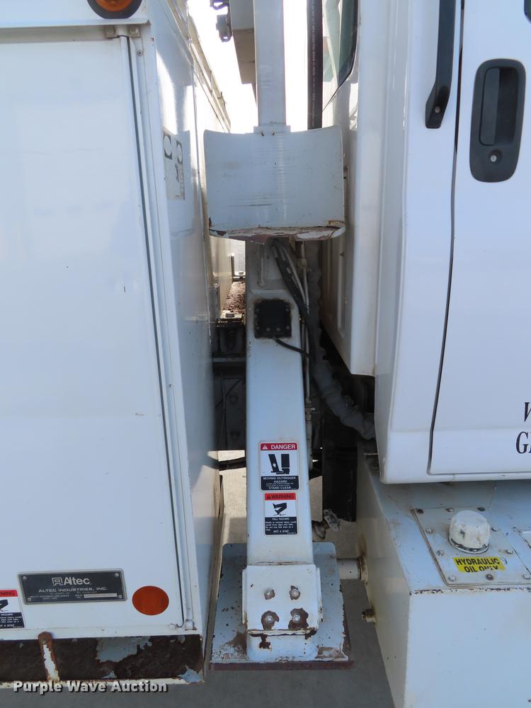 image for item DE3496 2006 Chevrolet C8500 digger derrick truck