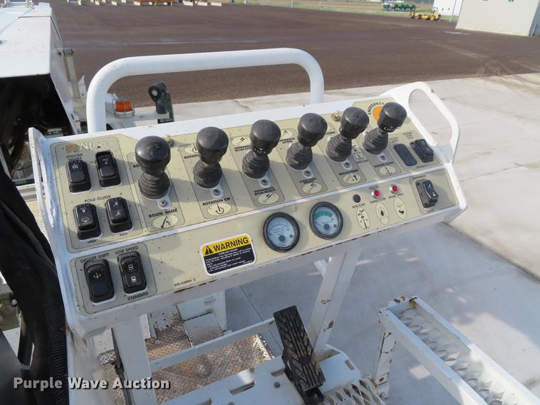 image for item DE3496 2006 Chevrolet C8500 digger derrick truck