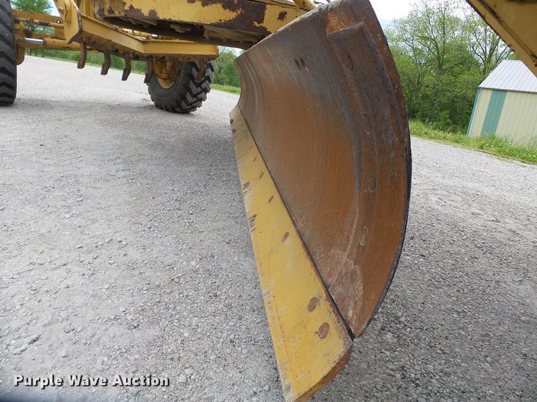 image for item DE7777 1995 Caterpillar 140H motor grader