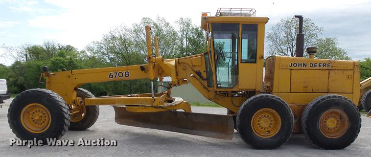 image for item DE7778 1988 John Deere 670B motor grader