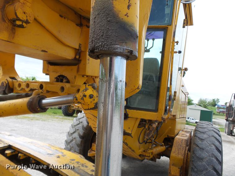 image for item DE7778 1988 John Deere 670B motor grader