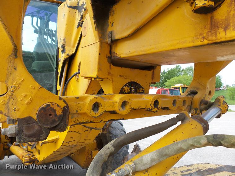 image for item DE7778 1988 John Deere 670B motor grader