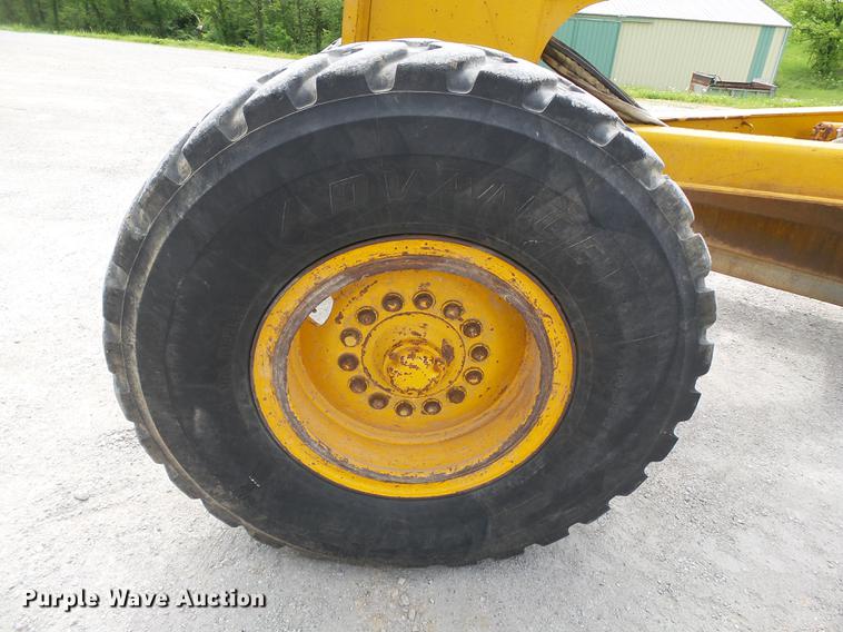 image for item DE7778 1988 John Deere 670B motor grader