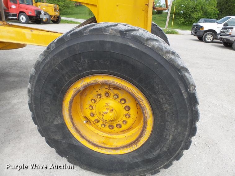 image for item DE7778 1988 John Deere 670B motor grader