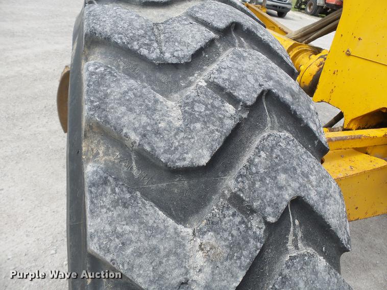 image for item DE7778 1988 John Deere 670B motor grader