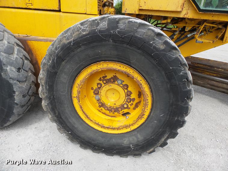 image for item DE7778 1988 John Deere 670B motor grader