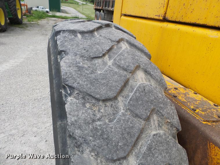 image for item DE7778 1988 John Deere 670B motor grader