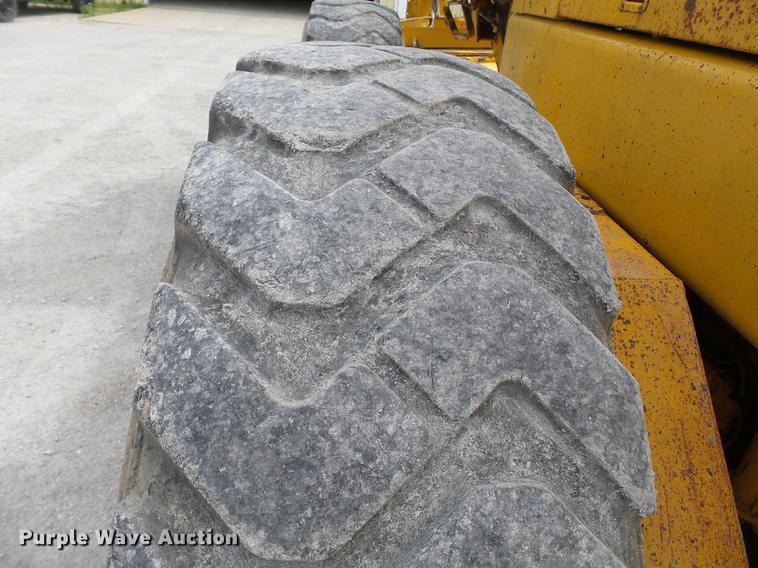 image for item DE7778 1988 John Deere 670B motor grader