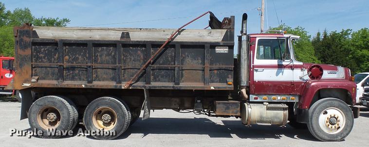 image for item DE7779 1988 Ford L9000 dump truck