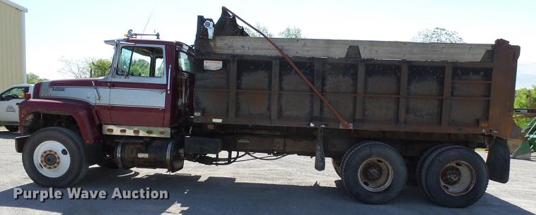 image for item DE7779 1988 Ford L9000 dump truck