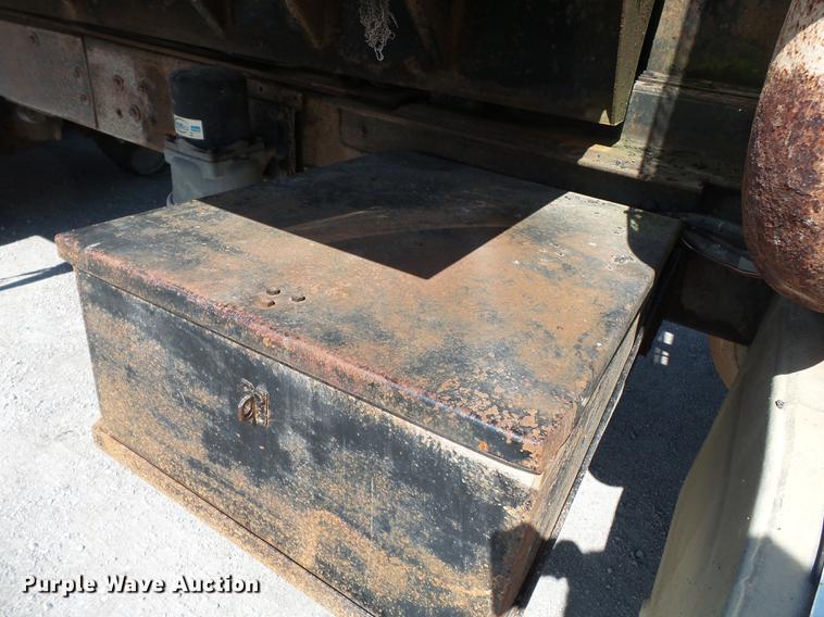 image for item DE7779 1988 Ford L9000 dump truck